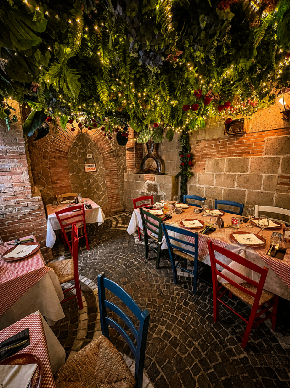 Sala interna della Locanda del Monacone con archi in mattoni e tavoli apparecchiati